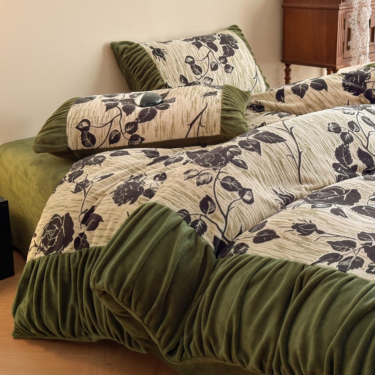 91家纺网 家纺一手货源 找家纺 羚羊语家纺 2025新款浮雕绒轻法式牛奶绒四件套雕花绒复古ins风立体着色烂花牛奶绒提花床单三件套-香榭落叶 香榭落叶-小夜曲