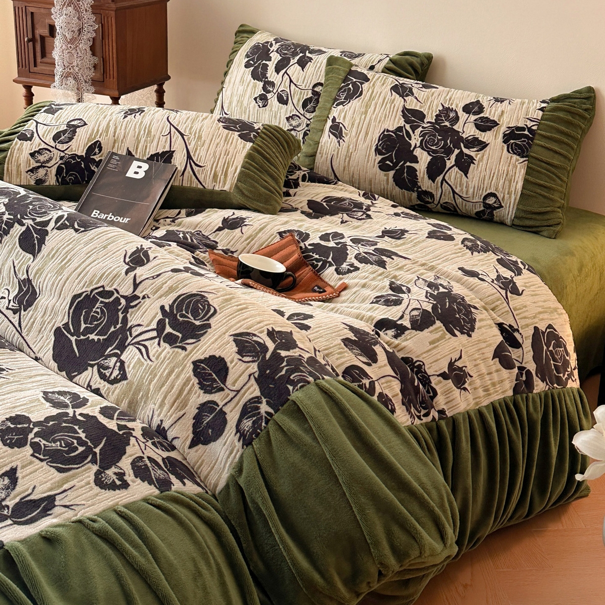 91家纺网 家纺一手货源 找家纺 羚羊语家纺 2025新款浮雕绒轻法式牛奶绒四件套雕花绒复古ins风立体着色烂花牛奶绒提花床单三件套-香榭落叶 香榭落叶-小夜曲