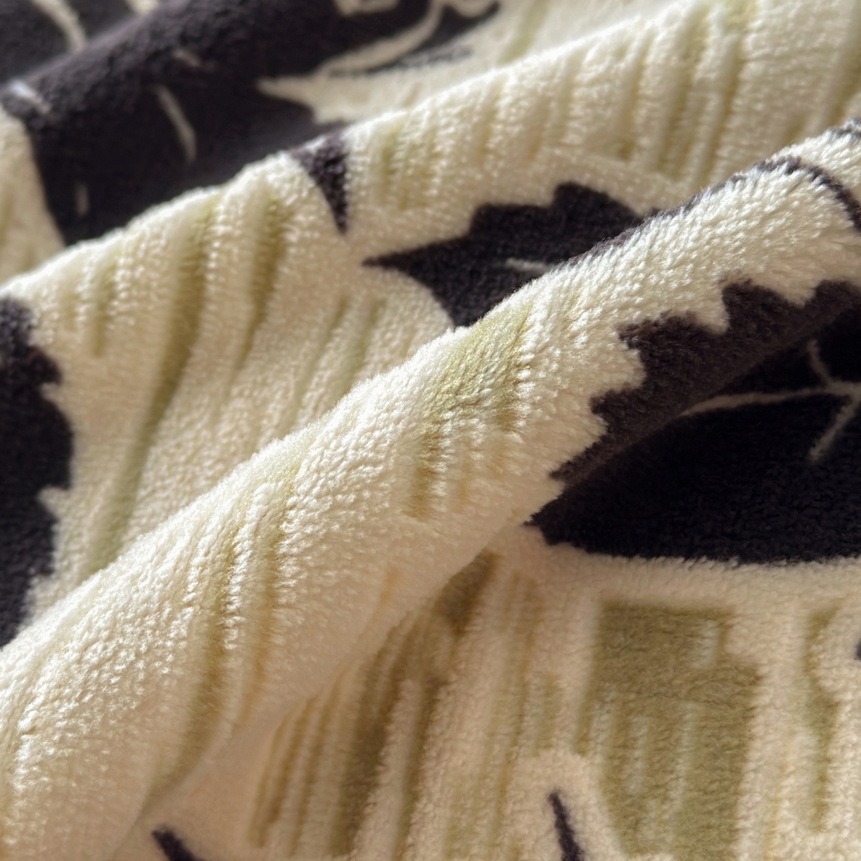 91家纺网 家纺一手货源 找家纺 羚羊语家纺 2025新款浮雕绒轻法式牛奶绒四件套雕花绒复古ins风立体着色烂花牛奶绒提花床单三件套-香榭落叶 香榭落叶-小夜曲