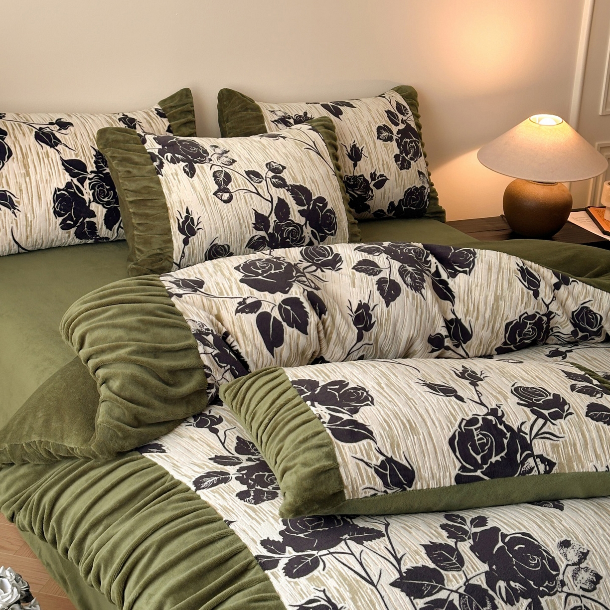 91家纺网 家纺一手货源 找家纺 羚羊语家纺 2025新款浮雕绒轻法式牛奶绒四件套雕花绒复古ins风立体着色烂花牛奶绒提花床单三件套-香榭落叶 香榭落叶-小夜曲