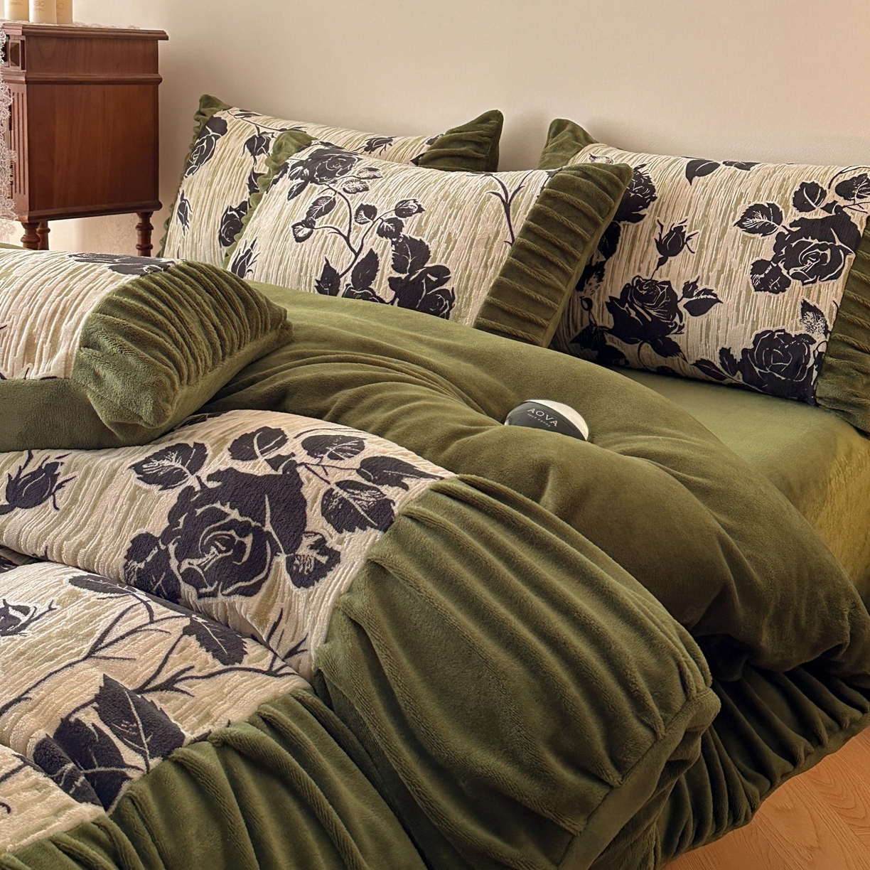 91家纺网 家纺一手货源 找家纺 羚羊语家纺 2025新款浮雕绒轻法式牛奶绒四件套雕花绒复古ins风立体着色烂花牛奶绒提花床单三件套-香榭落叶 香榭落叶-小夜曲