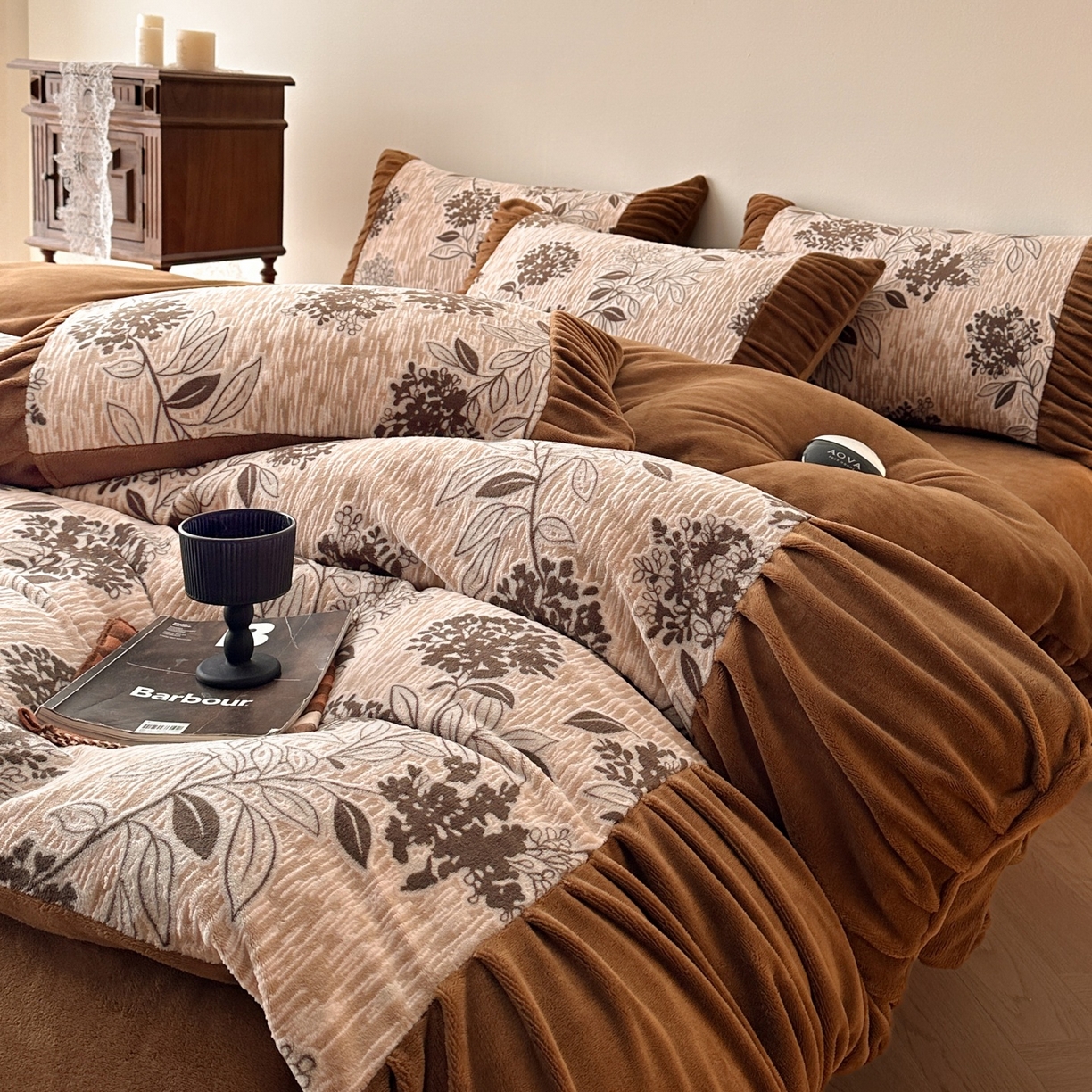 91家纺网 家纺一手货源 找家纺 羚羊语家纺 2025新款浮雕绒轻法式牛奶绒四件套雕花绒复古ins风立体着色烂花牛奶绒提花床单三件套-香榭落叶 香榭落叶-浮梦绘