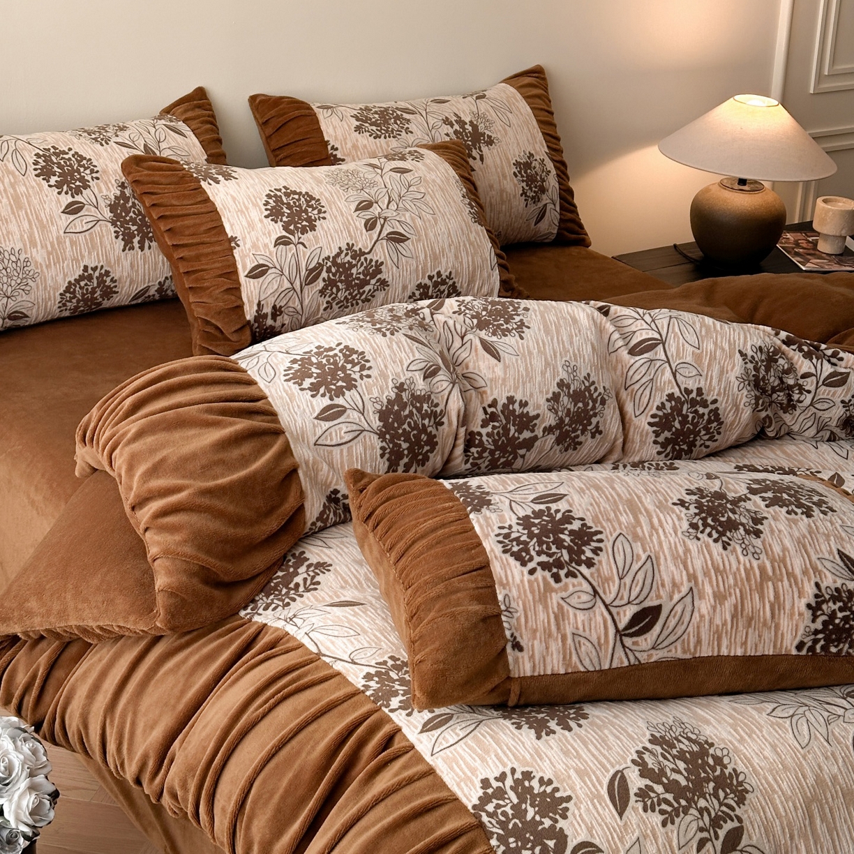 91家纺网 家纺一手货源 找家纺 羚羊语家纺 2025新款浮雕绒轻法式牛奶绒四件套雕花绒复古ins风立体着色烂花牛奶绒提花床单三件套-香榭落叶 香榭落叶-浮梦绘