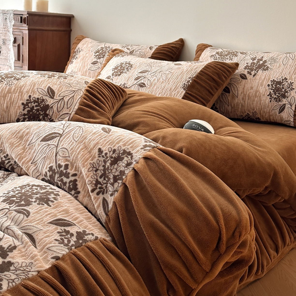 91家纺网 家纺一手货源 找家纺 羚羊语家纺 2025新款浮雕绒轻法式牛奶绒四件套雕花绒复古ins风立体着色烂花牛奶绒提花床单三件套-香榭落叶 香榭落叶-浮梦绘