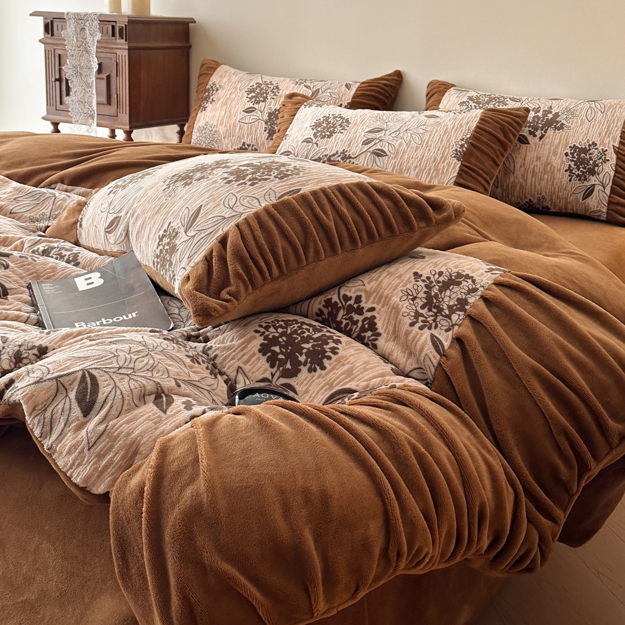 91家纺网 家纺一手货源 找家纺 羚羊语家纺 2025新款浮雕绒轻法式牛奶绒四件套雕花绒复古ins风立体着色烂花牛奶绒提花床单三件套-香榭落叶 香榭落叶-浮梦绘