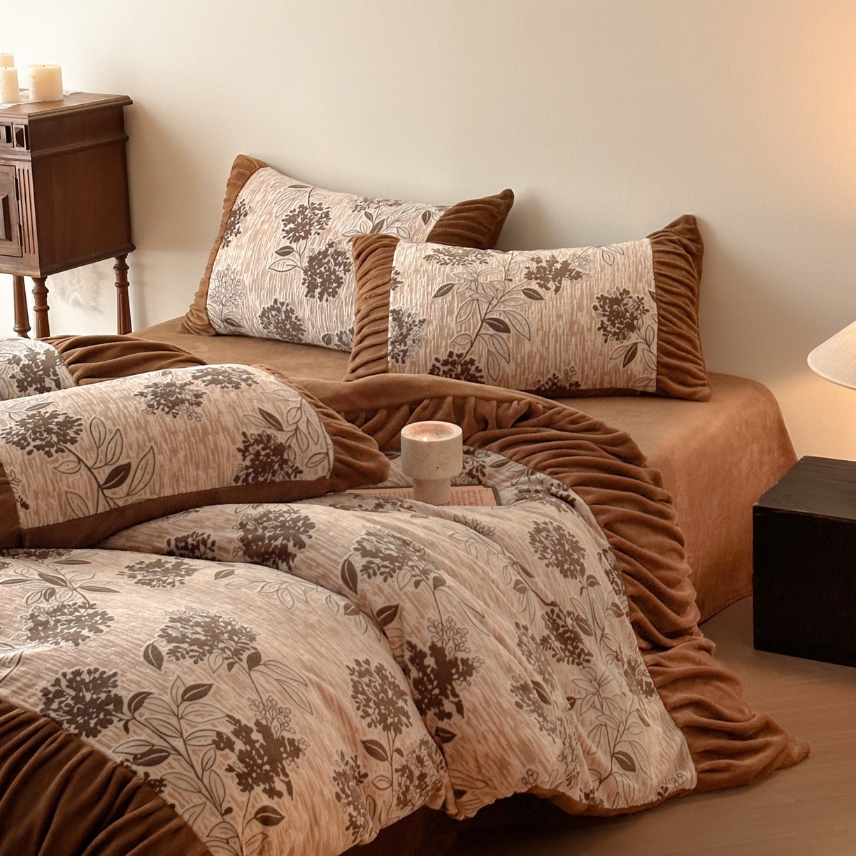 91家纺网 家纺一手货源 找家纺 羚羊语家纺 2025新款浮雕绒轻法式牛奶绒四件套雕花绒复古ins风立体着色烂花牛奶绒提花床单三件套-香榭落叶 香榭落叶-浮梦绘