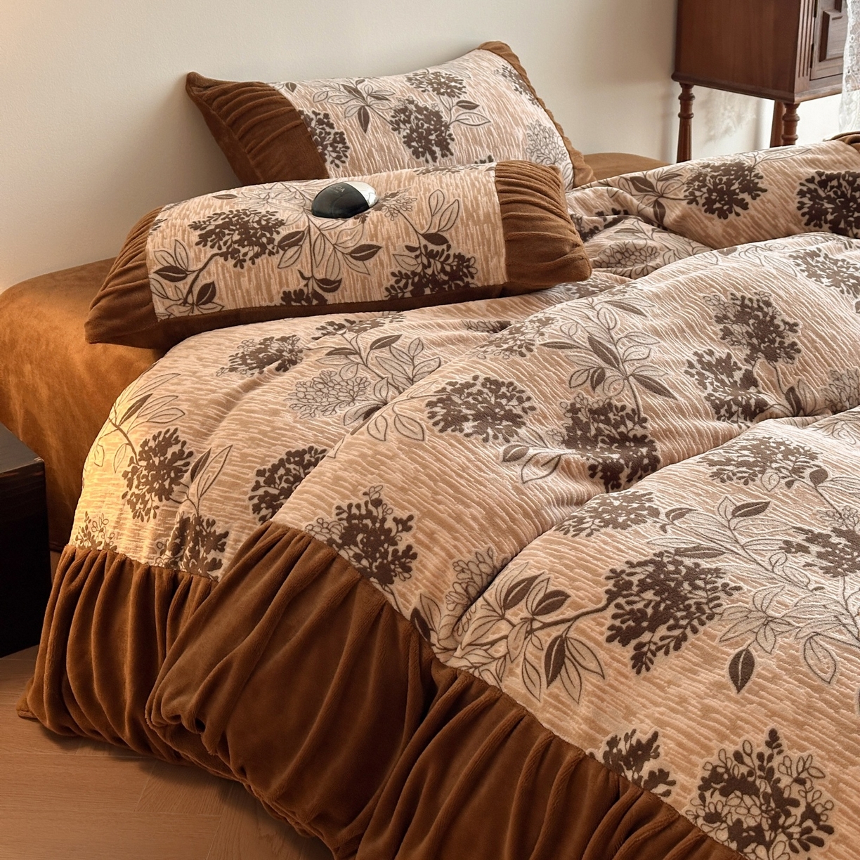 91家纺网 家纺一手货源 找家纺 羚羊语家纺 2025新款浮雕绒轻法式牛奶绒四件套雕花绒复古ins风立体着色烂花牛奶绒提花床单三件套-香榭落叶 香榭落叶-浮梦绘