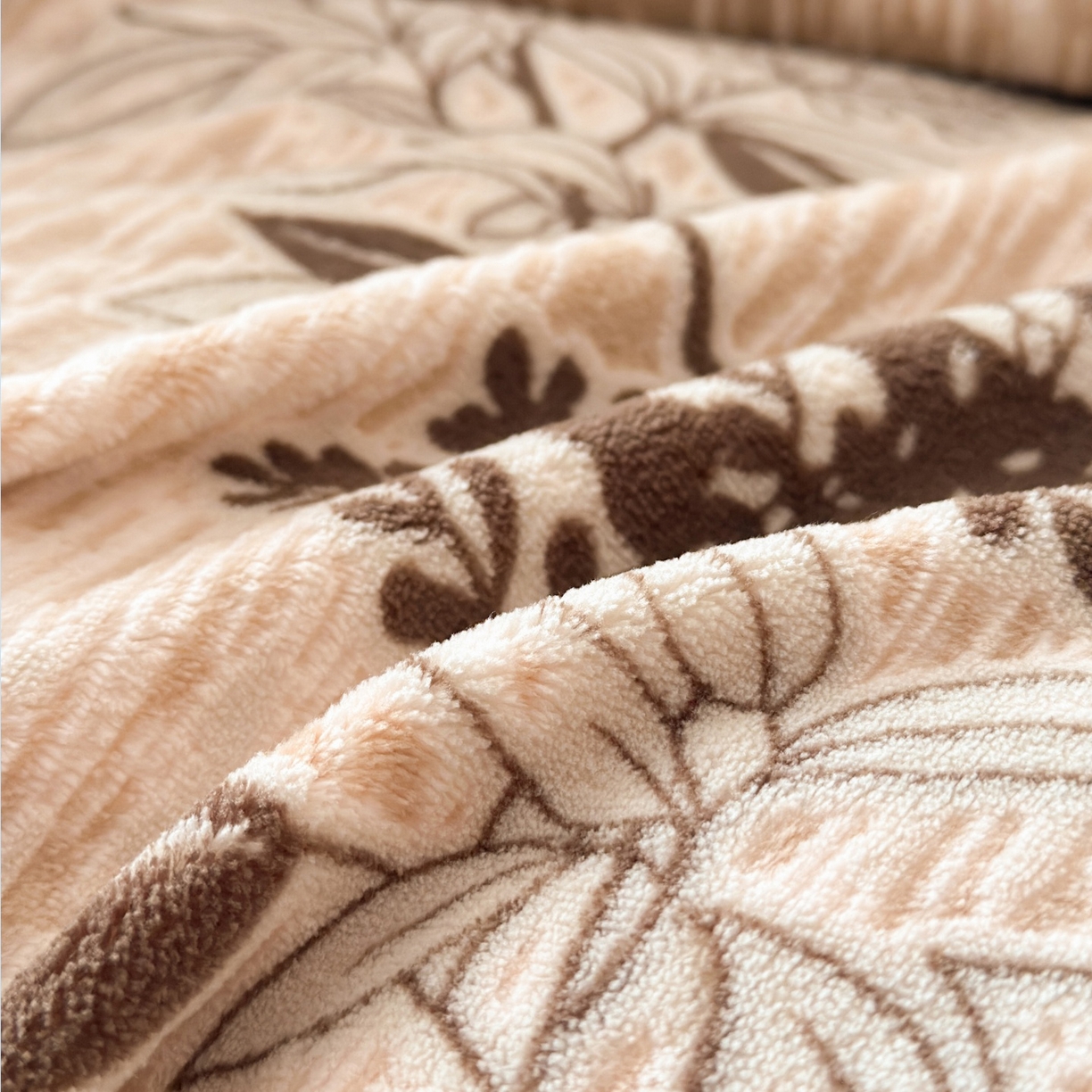 91家纺网 家纺一手货源 找家纺 羚羊语家纺 2025新款浮雕绒轻法式牛奶绒四件套雕花绒复古ins风立体着色烂花牛奶绒提花床单三件套-香榭落叶 香榭落叶-浮梦绘