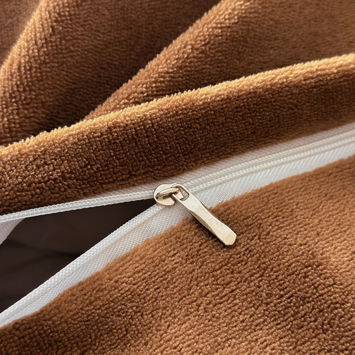 91家纺网 家纺一手货源 找家纺 羚羊语家纺 2025新款浮雕绒轻法式牛奶绒四件套雕花绒复古ins风立体着色烂花牛奶绒提花床单三件套-香榭落叶 香榭落叶-浮梦绘