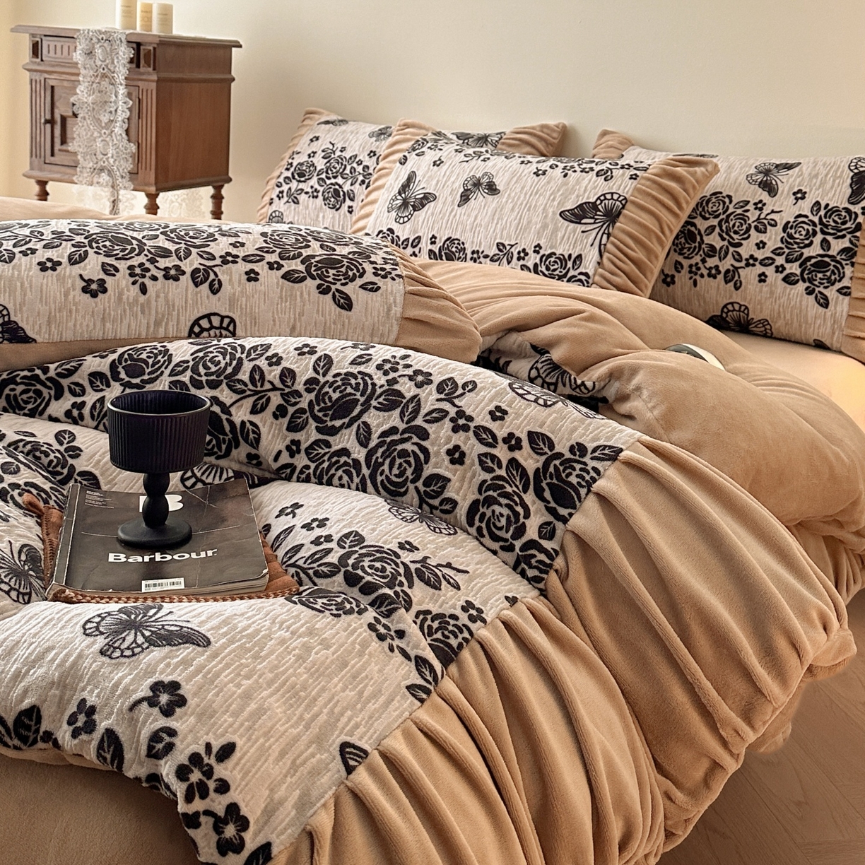 91家纺网 家纺一手货源 找家纺 羚羊语家纺 2025新款浮雕绒轻法式牛奶绒四件套雕花绒复古ins风立体着色烂花牛奶绒提花床单三件套-香榭落叶 香榭落叶-洛丽纱