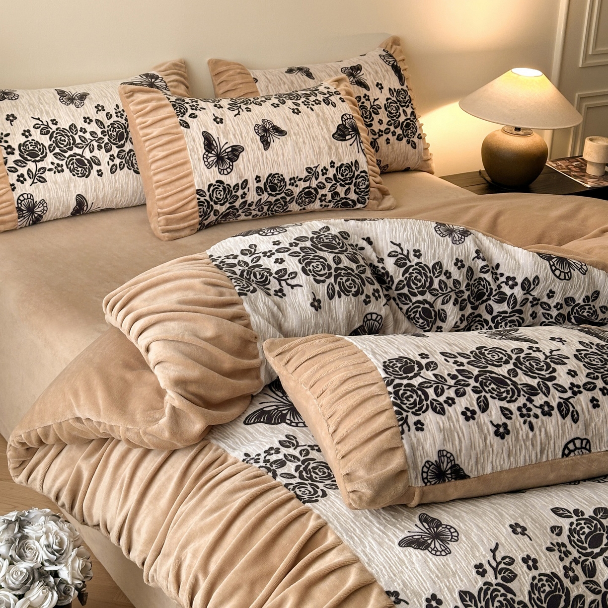 91家纺网 家纺一手货源 找家纺 羚羊语家纺 2025新款浮雕绒轻法式牛奶绒四件套雕花绒复古ins风立体着色烂花牛奶绒提花床单三件套-香榭落叶 香榭落叶-洛丽纱