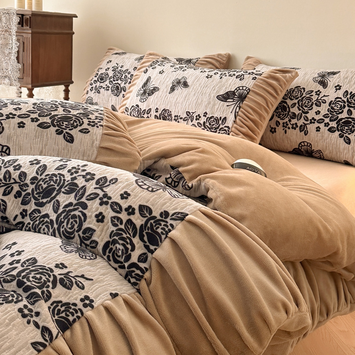 91家纺网 家纺一手货源 找家纺 羚羊语家纺 2025新款浮雕绒轻法式牛奶绒四件套雕花绒复古ins风立体着色烂花牛奶绒提花床单三件套-香榭落叶 香榭落叶-洛丽纱