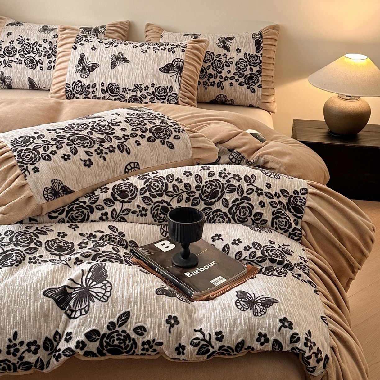 91家纺网 家纺一手货源 找家纺 羚羊语家纺 2025新款浮雕绒轻法式牛奶绒四件套雕花绒复古ins风立体着色烂花牛奶绒提花床单三件套-香榭落叶 香榭落叶-洛丽纱