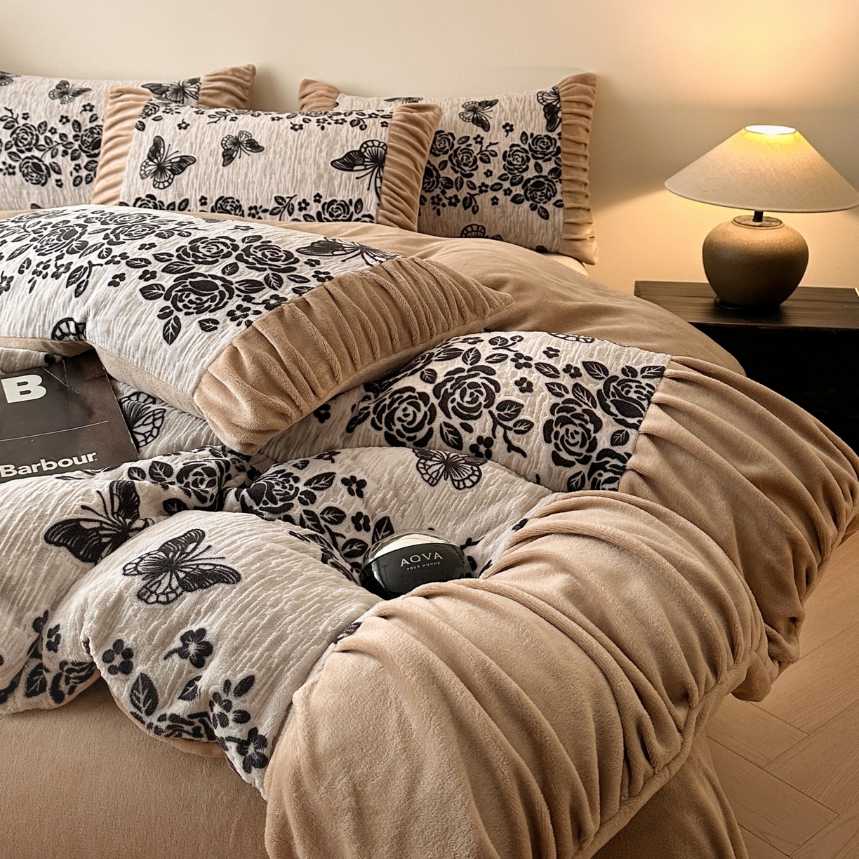 91家纺网 家纺一手货源 找家纺 羚羊语家纺 2025新款浮雕绒轻法式牛奶绒四件套雕花绒复古ins风立体着色烂花牛奶绒提花床单三件套-香榭落叶 香榭落叶-洛丽纱