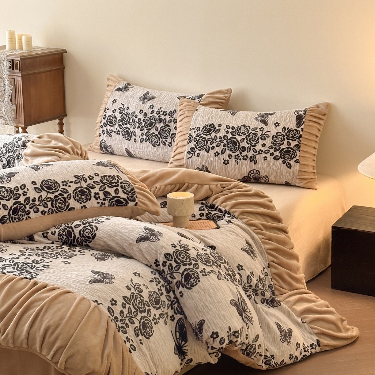 91家纺网 家纺一手货源 找家纺 羚羊语家纺 2025新款浮雕绒轻法式牛奶绒四件套雕花绒复古ins风立体着色烂花牛奶绒提花床单三件套-香榭落叶 香榭落叶-洛丽纱