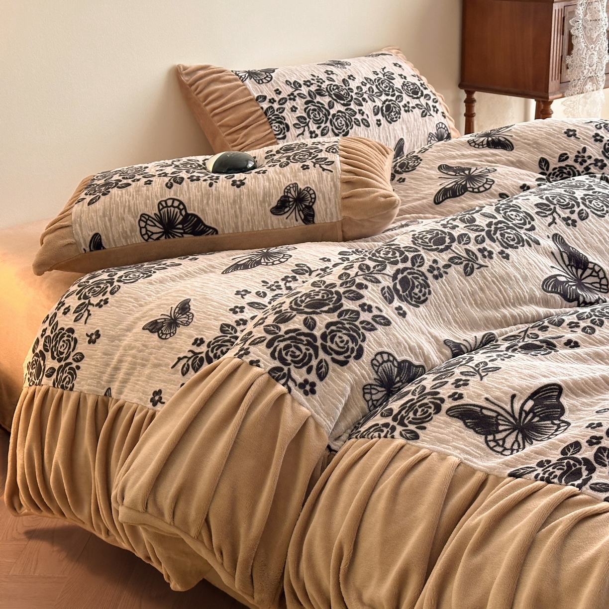 91家纺网 家纺一手货源 找家纺 羚羊语家纺 2025新款浮雕绒轻法式牛奶绒四件套雕花绒复古ins风立体着色烂花牛奶绒提花床单三件套-香榭落叶 香榭落叶-洛丽纱