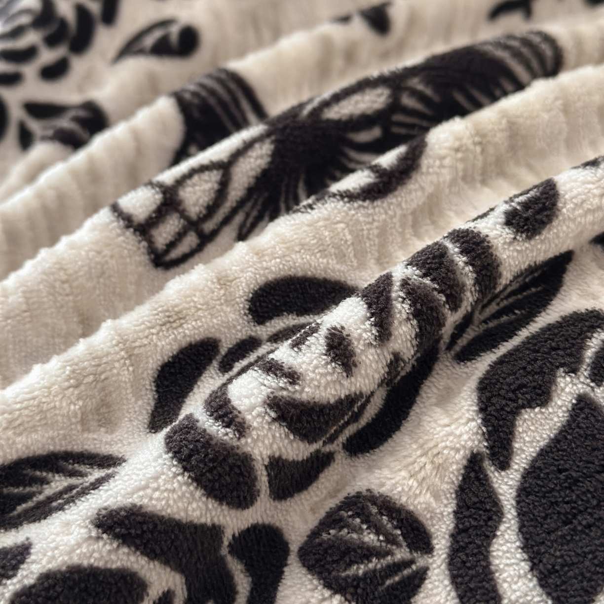 91家纺网 家纺一手货源 找家纺 羚羊语家纺 2025新款浮雕绒轻法式牛奶绒四件套雕花绒复古ins风立体着色烂花牛奶绒提花床单三件套-香榭落叶 香榭落叶-洛丽纱