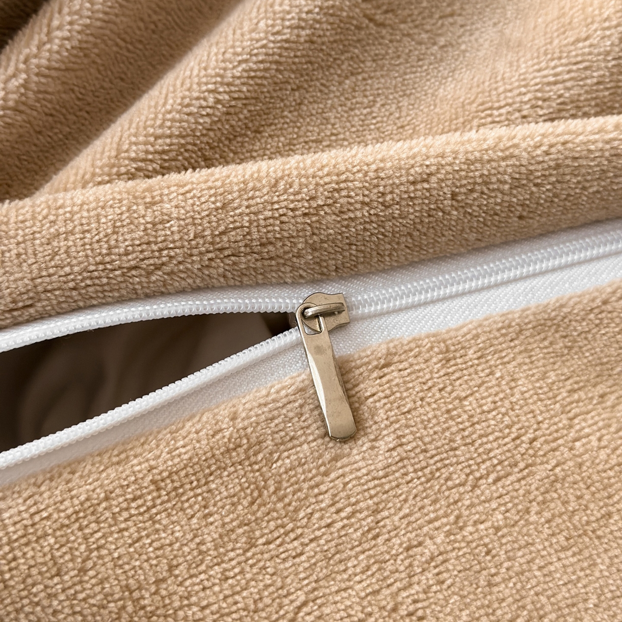 91家纺网 家纺一手货源 找家纺 羚羊语家纺 2025新款浮雕绒轻法式牛奶绒四件套雕花绒复古ins风立体着色烂花牛奶绒提花床单三件套-香榭落叶 香榭落叶-洛丽纱