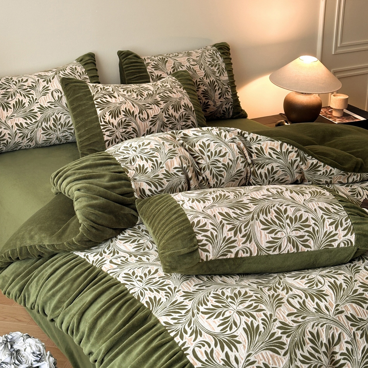 91家纺网 家纺一手货源 找家纺 羚羊语家纺 2025新款浮雕绒轻法式牛奶绒四件套雕花绒复古ins风立体着色烂花牛奶绒提花床单三件套-香榭落叶 香榭落叶-巴洛克