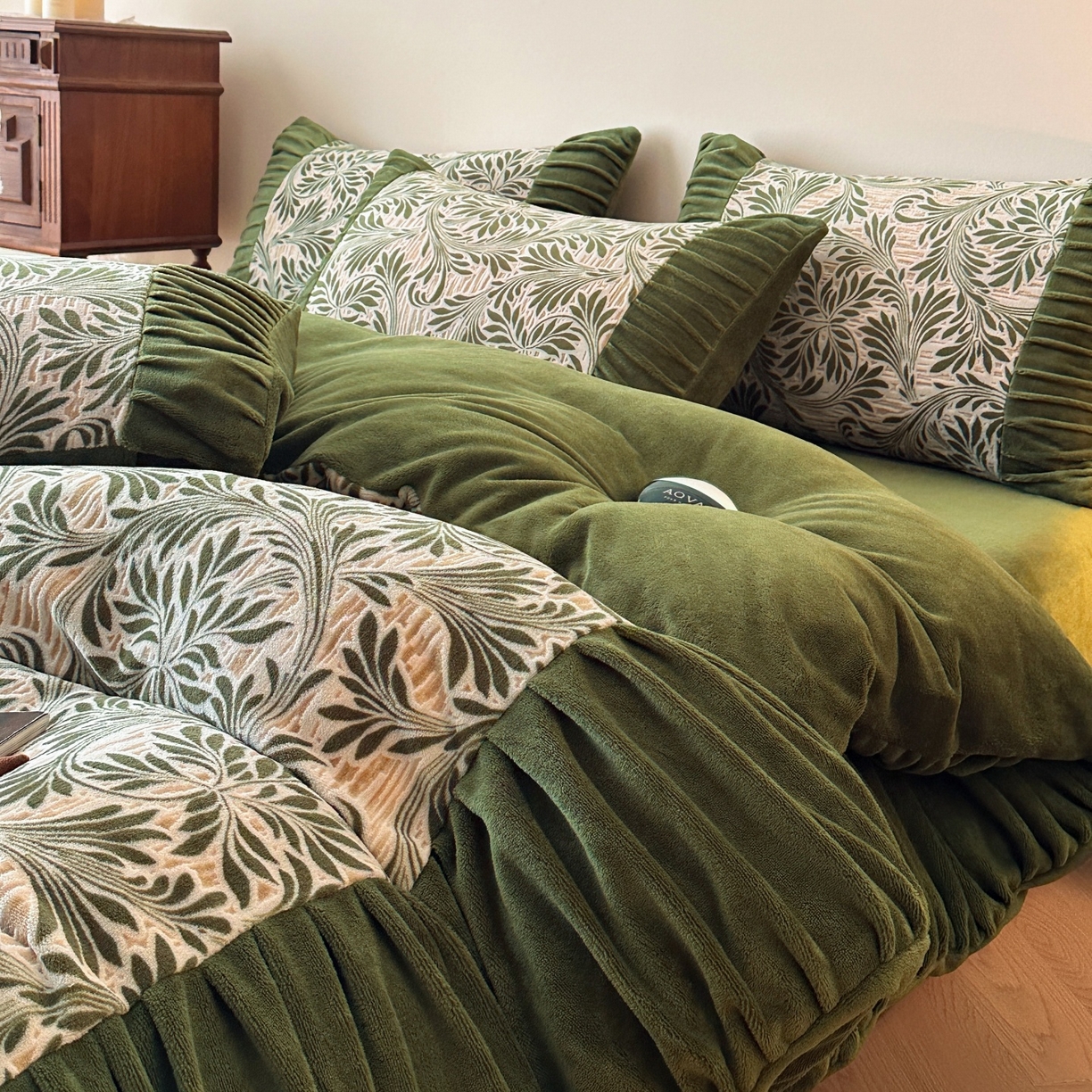 91家纺网 家纺一手货源 找家纺 羚羊语家纺 2025新款浮雕绒轻法式牛奶绒四件套雕花绒复古ins风立体着色烂花牛奶绒提花床单三件套-香榭落叶 香榭落叶-巴洛克