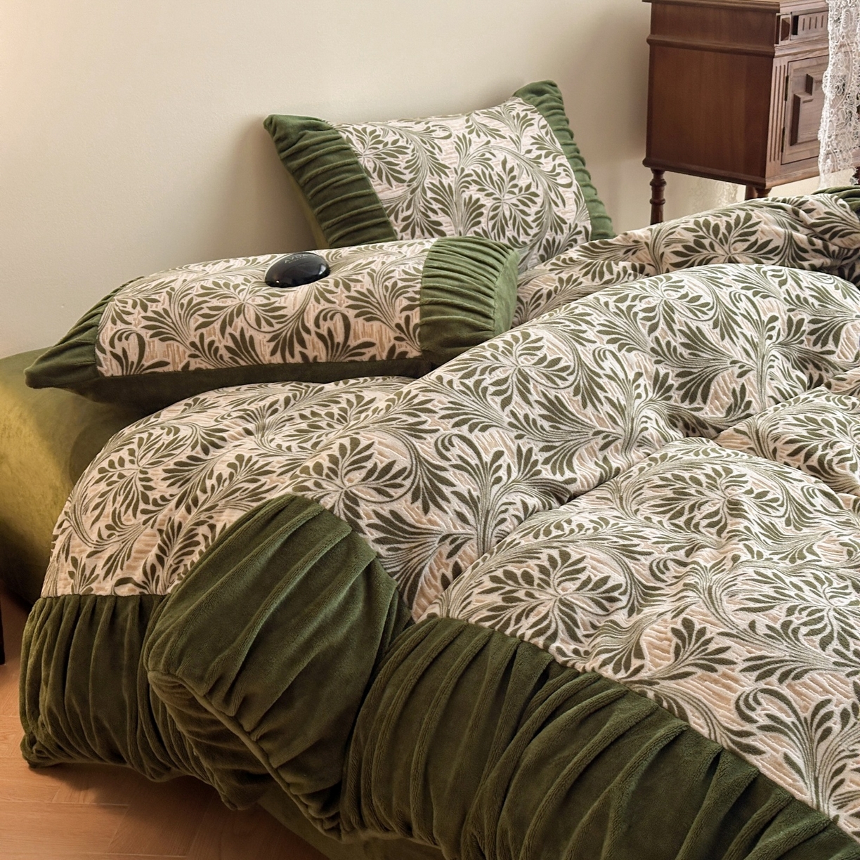 91家纺网 家纺一手货源 找家纺 羚羊语家纺 2025新款浮雕绒轻法式牛奶绒四件套雕花绒复古ins风立体着色烂花牛奶绒提花床单三件套-香榭落叶 香榭落叶-巴洛克