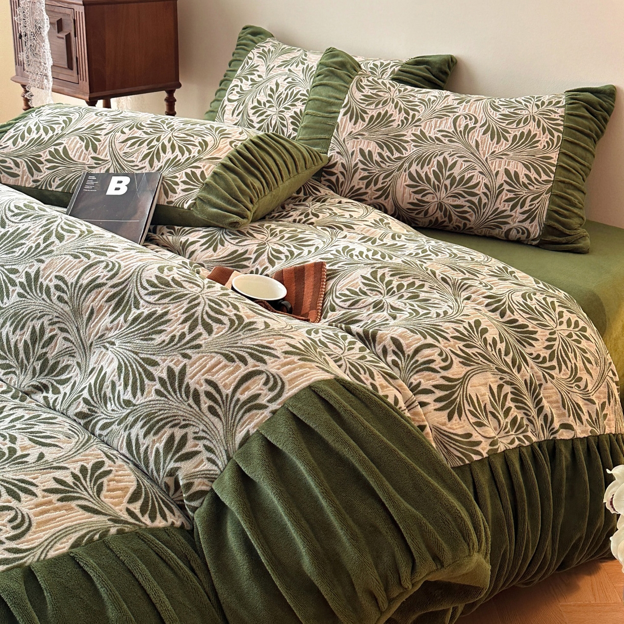 91家纺网 家纺一手货源 找家纺 羚羊语家纺 2025新款浮雕绒轻法式牛奶绒四件套雕花绒复古ins风立体着色烂花牛奶绒提花床单三件套-香榭落叶 香榭落叶-巴洛克