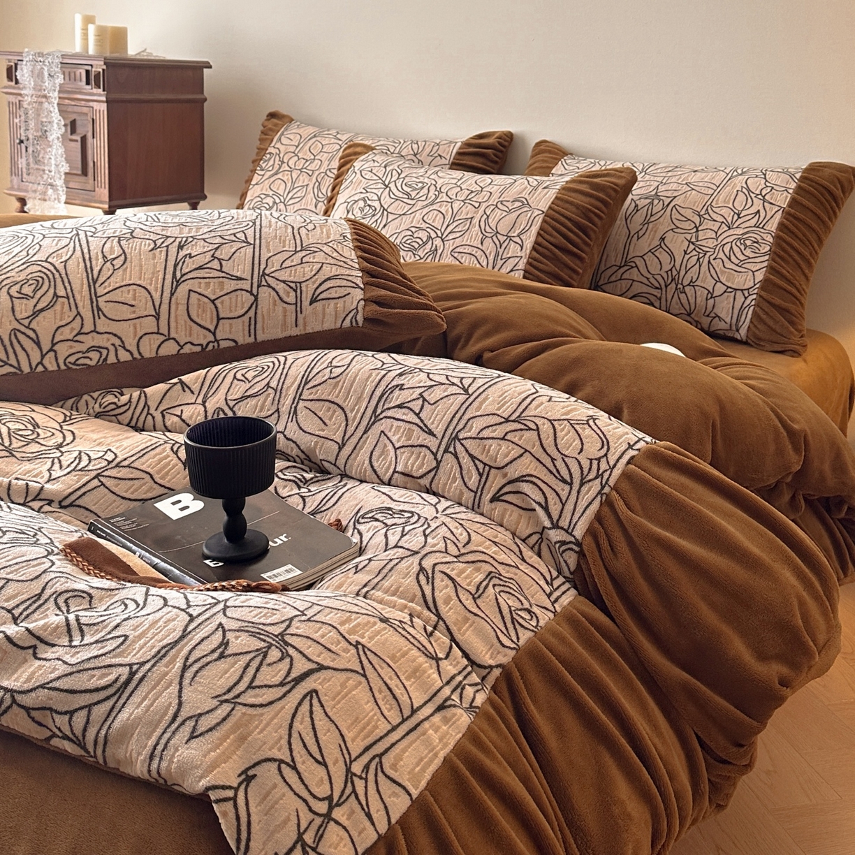 91家纺网 家纺一手货源 找家纺 羚羊语家纺 2025新款浮雕绒轻法式牛奶绒四件套雕花绒复古ins风立体着色烂花牛奶绒提花床单三件套-香榭落叶 香榭落叶-塞纳吻