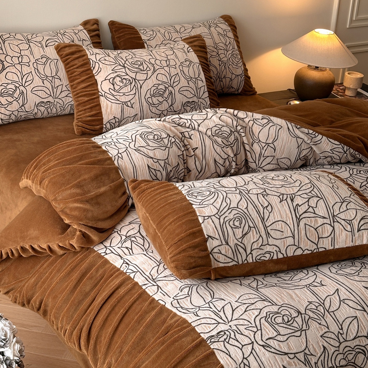 91家纺网 家纺一手货源 找家纺 羚羊语家纺 2025新款浮雕绒轻法式牛奶绒四件套雕花绒复古ins风立体着色烂花牛奶绒提花床单三件套-香榭落叶 香榭落叶-塞纳吻