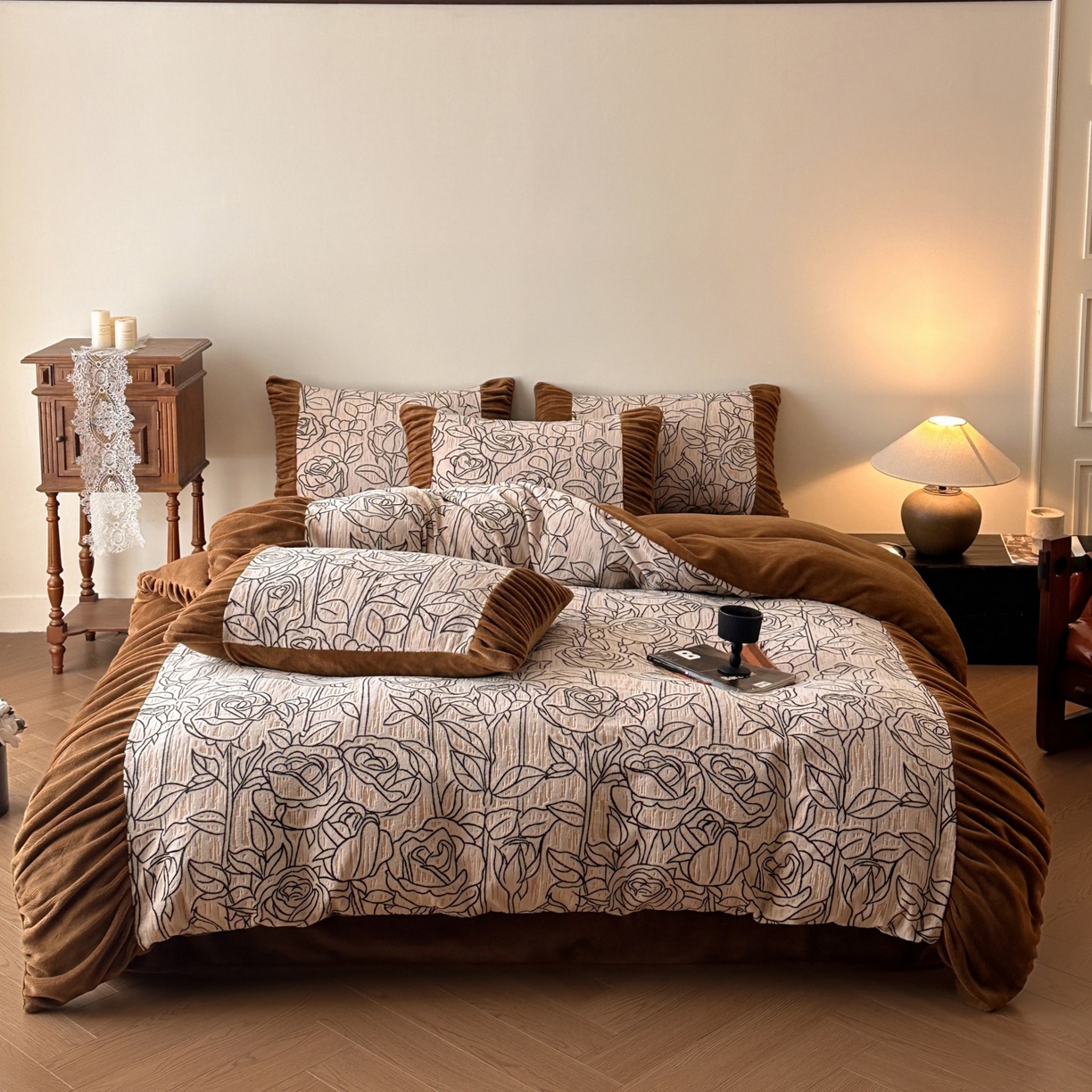 91家纺网 家纺一手货源 找家纺 羚羊语家纺 2025新款浮雕绒轻法式牛奶绒四件套雕花绒复古ins风立体着色烂花牛奶绒提花床单三件套-香榭落叶 香榭落叶-塞纳吻