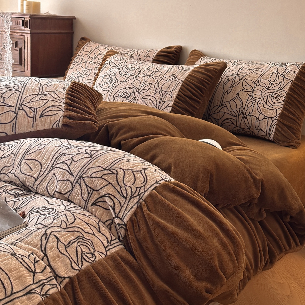 91家纺网 家纺一手货源 找家纺 羚羊语家纺 2025新款浮雕绒轻法式牛奶绒四件套雕花绒复古ins风立体着色烂花牛奶绒提花床单三件套-香榭落叶 香榭落叶-塞纳吻