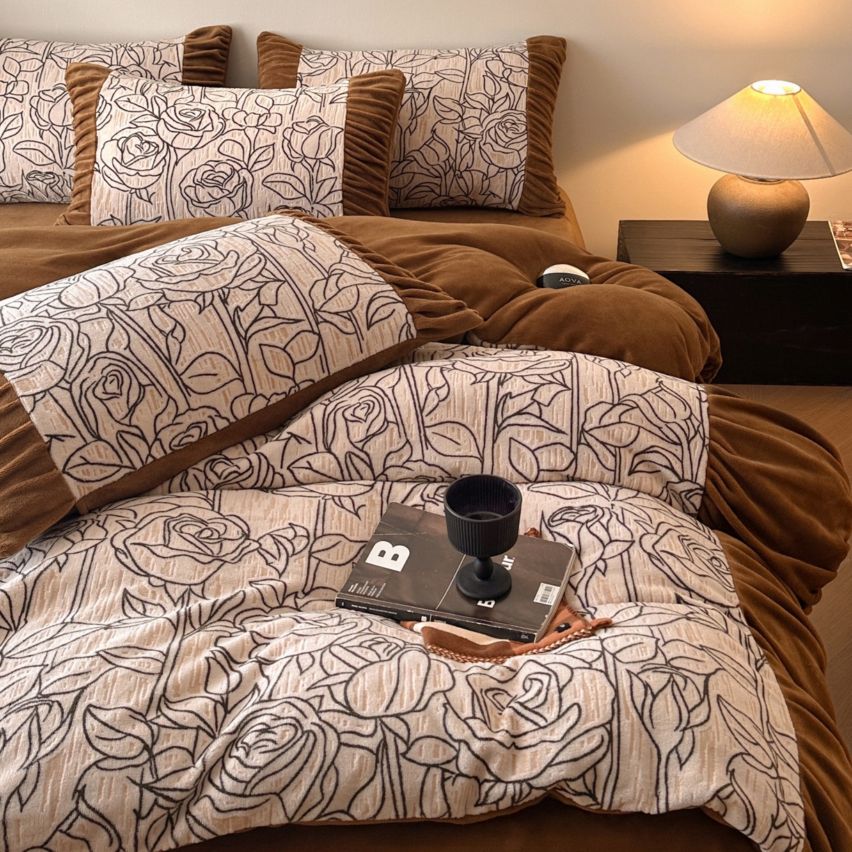 91家纺网 家纺一手货源 找家纺 羚羊语家纺 2025新款浮雕绒轻法式牛奶绒四件套雕花绒复古ins风立体着色烂花牛奶绒提花床单三件套-香榭落叶 香榭落叶-塞纳吻