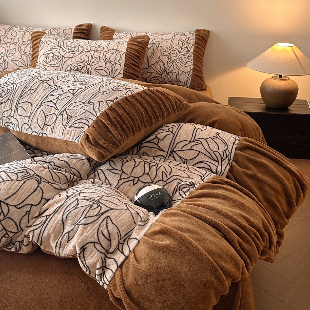 91家纺网 家纺一手货源 找家纺 羚羊语家纺 2025新款浮雕绒轻法式牛奶绒四件套雕花绒复古ins风立体着色烂花牛奶绒提花床单三件套-香榭落叶 香榭落叶-塞纳吻