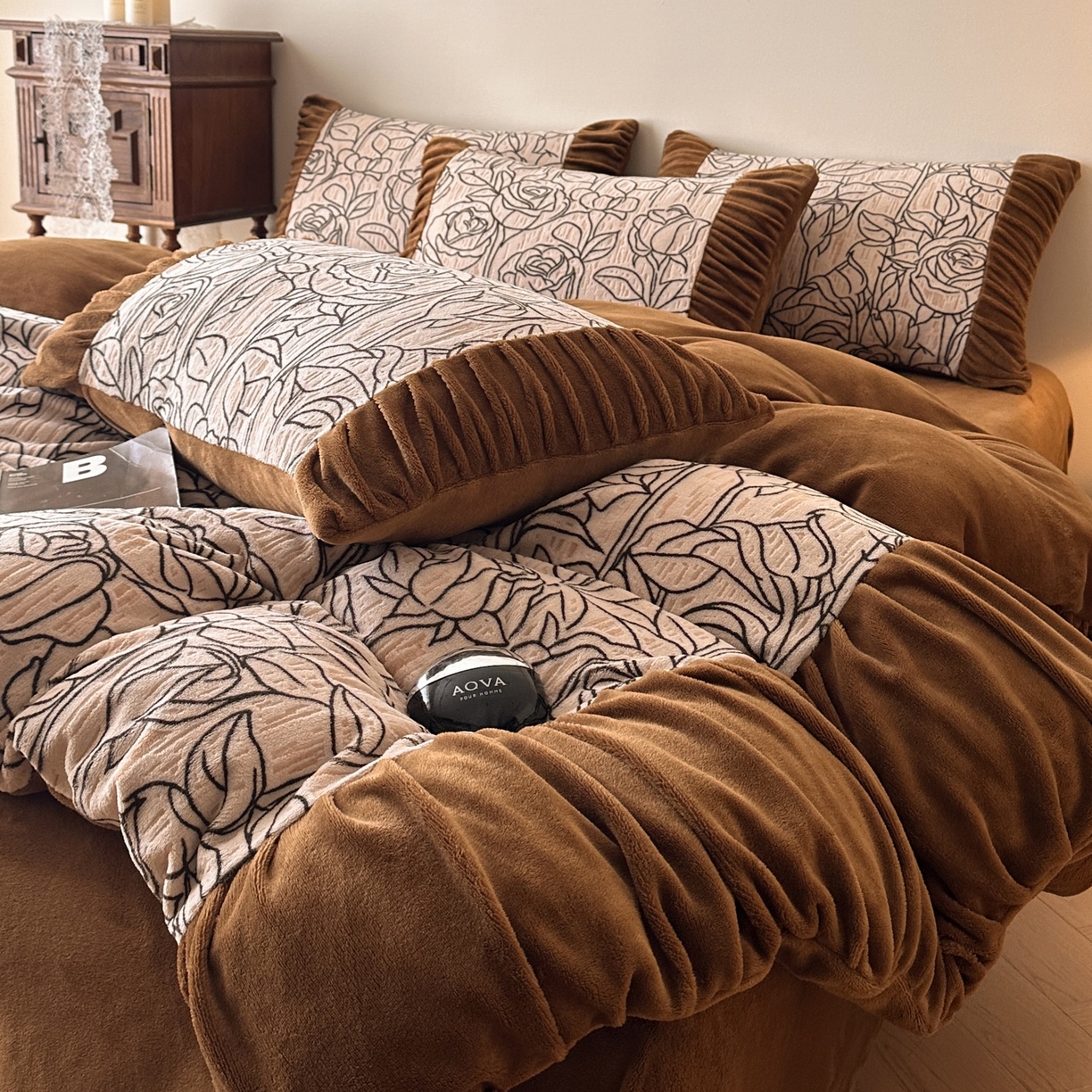 91家纺网 家纺一手货源 找家纺 羚羊语家纺 2025新款浮雕绒轻法式牛奶绒四件套雕花绒复古ins风立体着色烂花牛奶绒提花床单三件套-香榭落叶 香榭落叶-塞纳吻