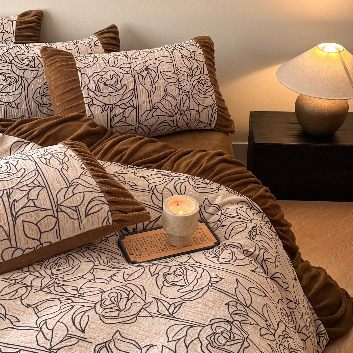 91家纺网 家纺一手货源 找家纺 羚羊语家纺 2025新款浮雕绒轻法式牛奶绒四件套雕花绒复古ins风立体着色烂花牛奶绒提花床单三件套-香榭落叶 香榭落叶-塞纳吻