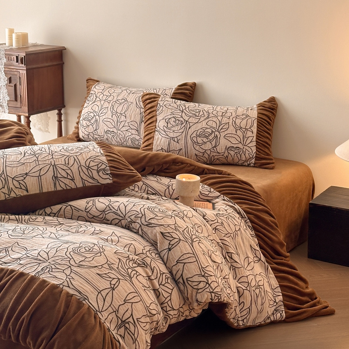 91家纺网 家纺一手货源 找家纺 羚羊语家纺 2025新款浮雕绒轻法式牛奶绒四件套雕花绒复古ins风立体着色烂花牛奶绒提花床单三件套-香榭落叶 香榭落叶-塞纳吻