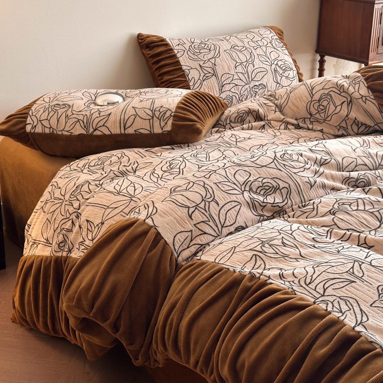 91家纺网 家纺一手货源 找家纺 羚羊语家纺 2025新款浮雕绒轻法式牛奶绒四件套雕花绒复古ins风立体着色烂花牛奶绒提花床单三件套-香榭落叶 香榭落叶-塞纳吻