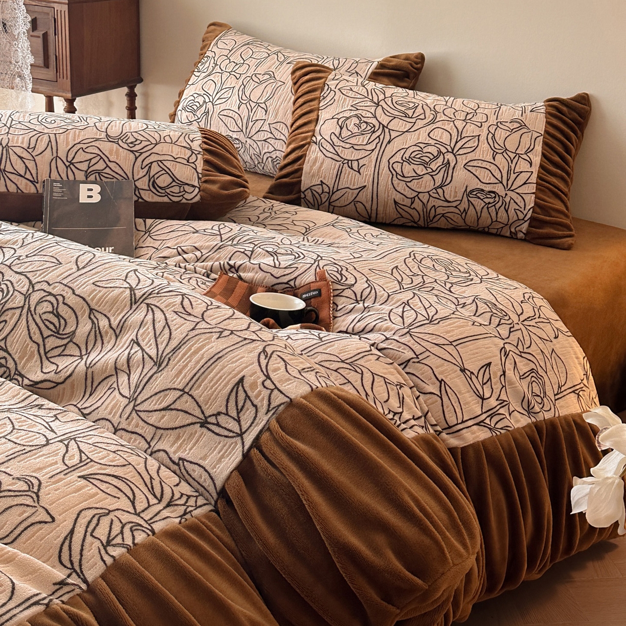 91家纺网 家纺一手货源 找家纺 羚羊语家纺 2025新款浮雕绒轻法式牛奶绒四件套雕花绒复古ins风立体着色烂花牛奶绒提花床单三件套-香榭落叶 香榭落叶-塞纳吻