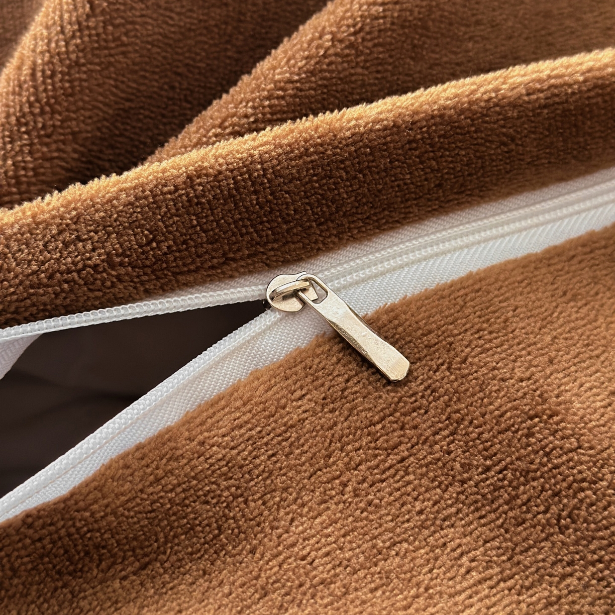 91家纺网 家纺一手货源 找家纺 羚羊语家纺 2025新款浮雕绒轻法式牛奶绒四件套雕花绒复古ins风立体着色烂花牛奶绒提花床单三件套-香榭落叶 香榭落叶-塞纳吻