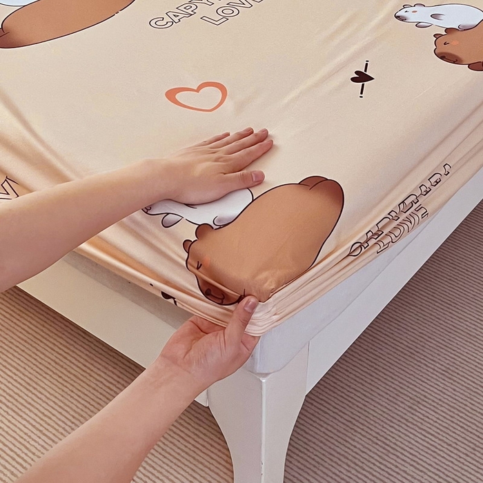 91家纺网 家纺一手货源 找家纺 蘭菲家纺 2025新款全棉小版卡皮巴拉系列单品床笠 陪伴拉