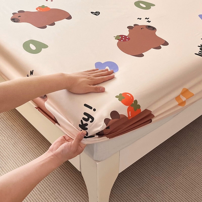 91家纺网 家纺一手货源 找家纺 蘭菲家纺 2025新款全棉小版卡皮巴拉系列单品床笠 皮小萌