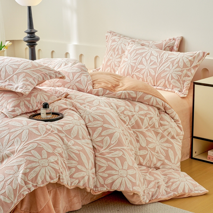 91家纺网 家纺一手货源 找家纺 贝诗梦 2025新款高克重230克5D雕花牛奶绒四件套 花卉粉