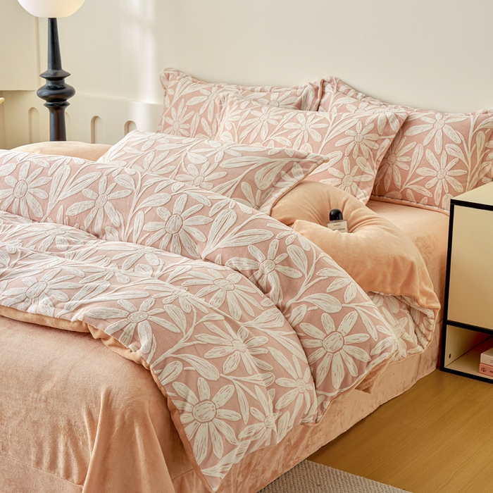 91家纺网 家纺一手货源 找家纺 贝诗梦 2025新款高克重230克5D雕花牛奶绒四件套 花卉粉