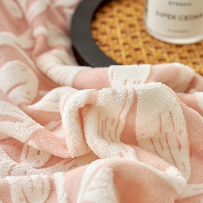 91家纺网 家纺一手货源 找家纺 贝诗梦 2025新款高克重230克5D雕花牛奶绒四件套 花卉粉