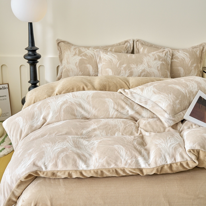 91家纺网 家纺一手货源 找家纺 贝诗梦 2025新款高克重230克5D雕花牛奶绒四件套 时尚咖