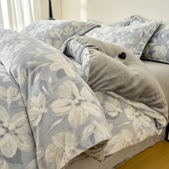 贝诗梦 2025新款高克重230克5D雕花牛奶绒四件套 花卉蓝