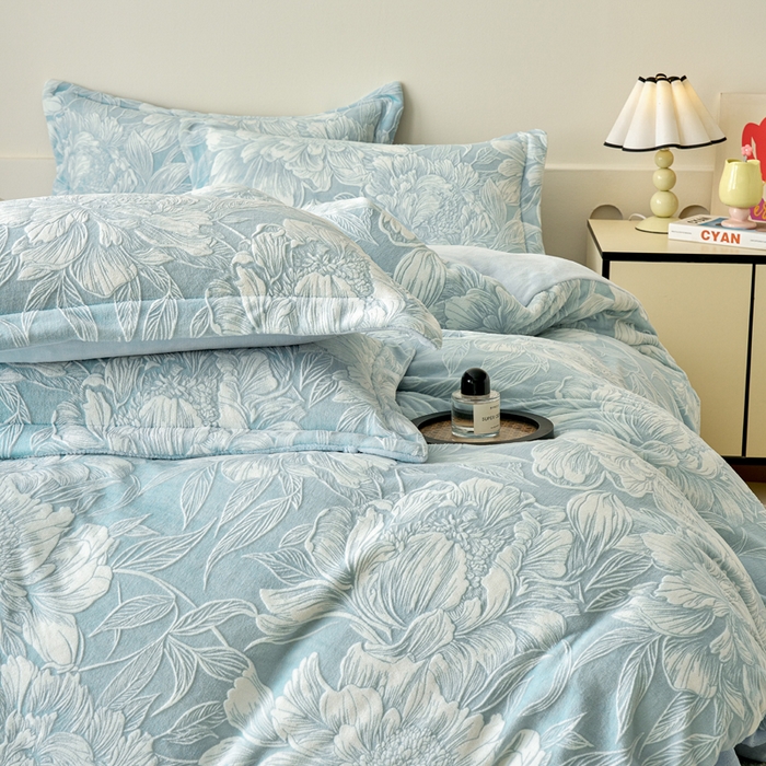 91家纺网 家纺一手货源 找家纺 贝诗梦 2025新款高克重230克5D雕花牛奶绒四件套 花卉青