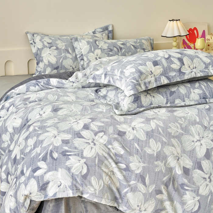 91家纺网 家纺一手货源 找家纺 贝诗梦 2025新款高克重230克5D雕花牛奶绒四件套 花卉蓝