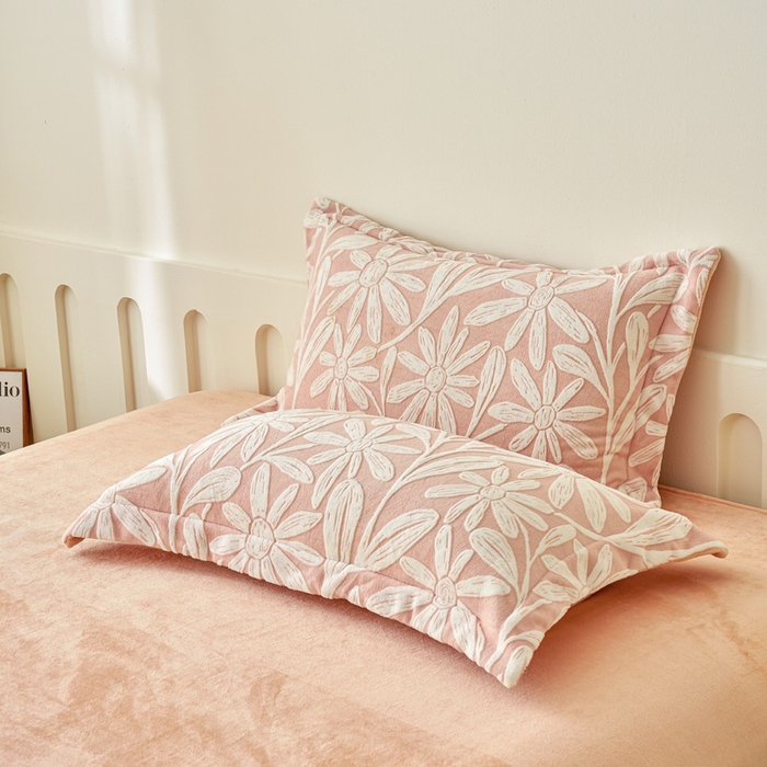 91家纺网 家纺一手货源 找家纺 贝诗梦 2025新款高克重230克5D雕花牛奶绒四件套 花卉粉