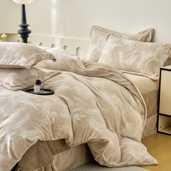 91家纺网 家纺一手货源 找家纺 贝诗梦 2025新款高克重230克5D雕花牛奶绒四件套 时尚咖