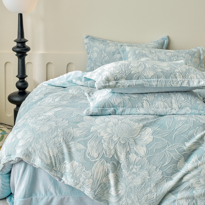 91家纺网 家纺一手货源 找家纺 贝诗梦 2025新款高克重230克5D雕花牛奶绒四件套 花卉青